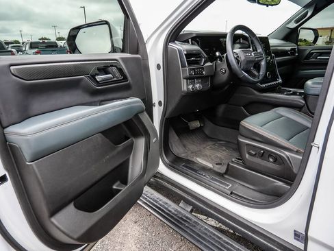Used 2025 GMC Yukon AT4 w/ AT4 Premium Package AWD/4WD image 36