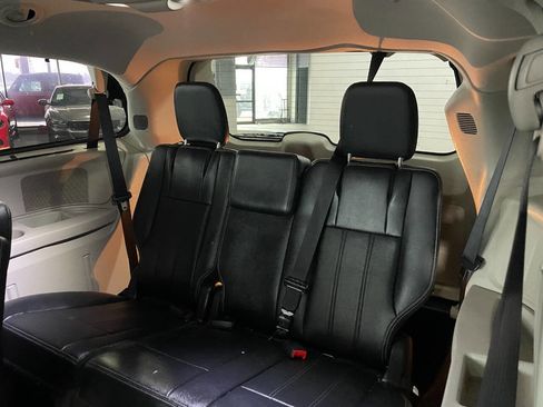 Used 2015 Chrysler Town & Country Touring-L w/ Driver Convenience Group image 19
