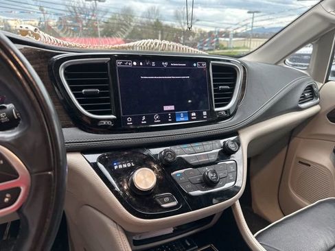 Used 2022 Chrysler Pacifica Limited image 5