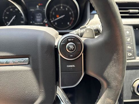 Used 2017 Land Rover Discovery SE image 77