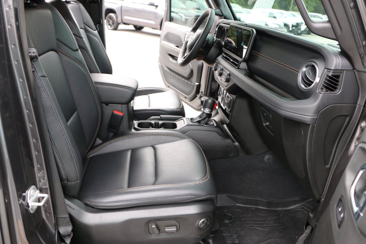 Used 2025 Jeep Gladiator Sport AWD/4WD image 25