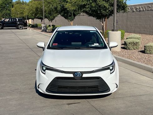 Used 2025 Toyota Corolla LE FWD image 2