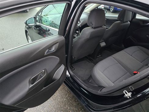 Used 2017 Chevrolet Cruze LT image 16
