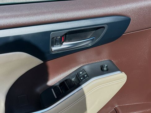 Used 2022 Toyota Highlander XLE image 17