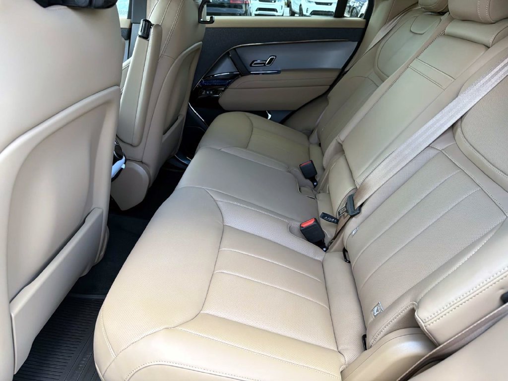 Used 2026 Land Rover Range Rover Sport SE AWD/4WD image 13
