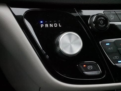 Used 2024 Chrysler Pacifica Touring-L image 24