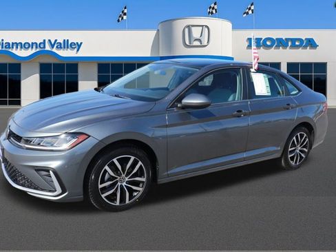 Used 2025 Volkswagen Jetta SE image 3