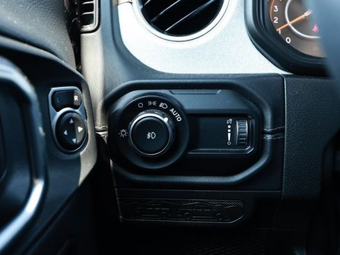 Used 2025 Jeep Wrangler Unlimited Sahara AWD/4WD image 15