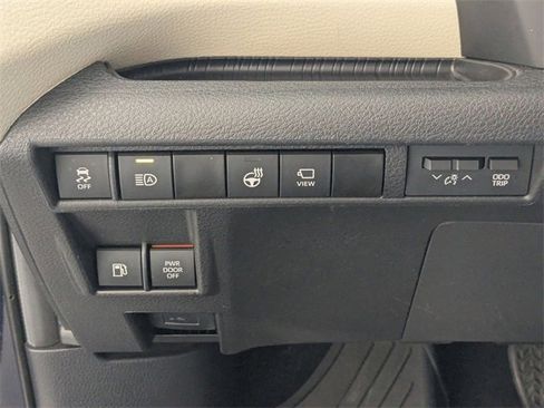 Used 2024 Toyota Sienna Platinum image 16