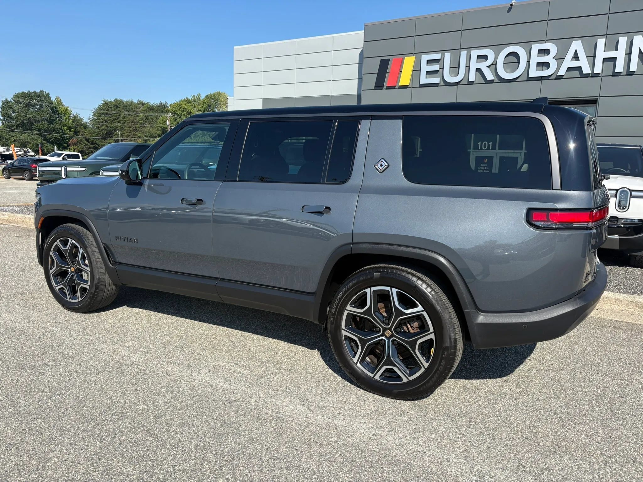 Used 2025 Rivian R1S Adventure Dual AWD/4WD image 25