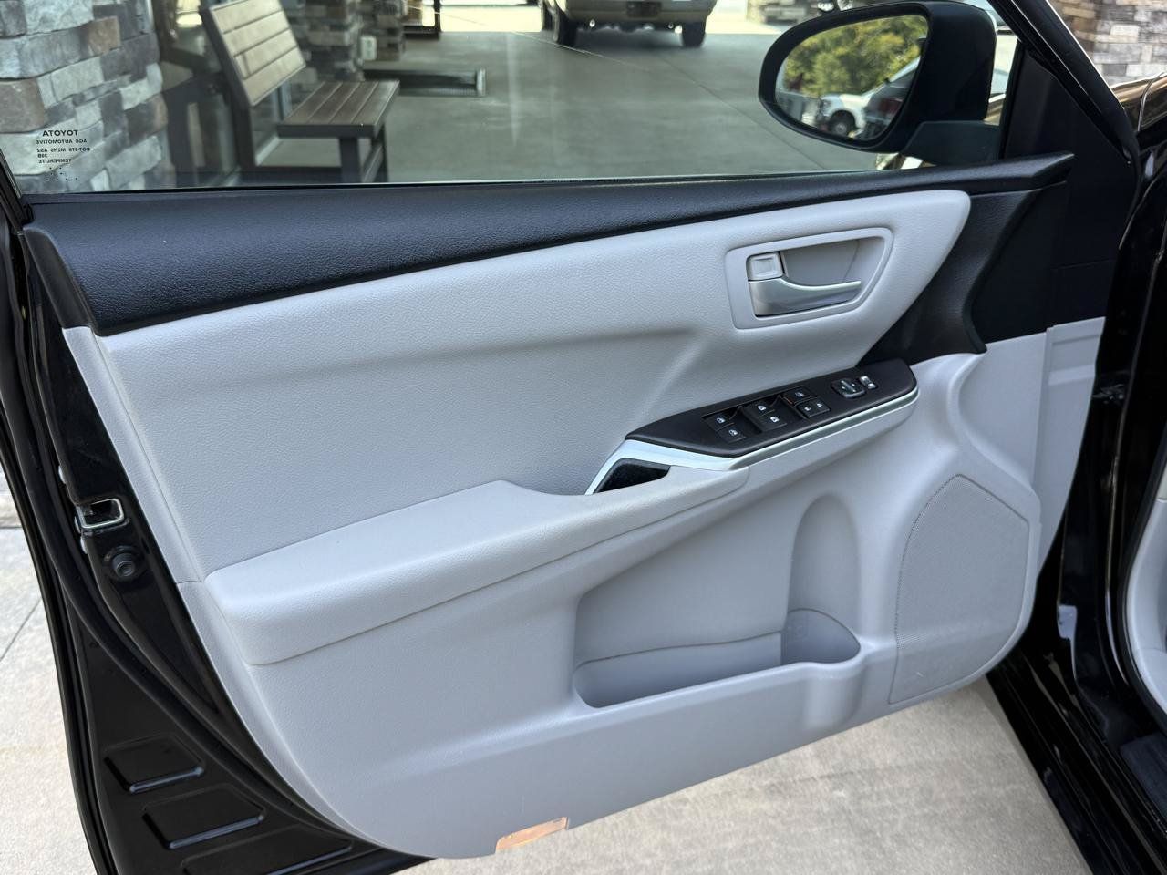 Used 2017 Toyota Camry LE FWD image 8