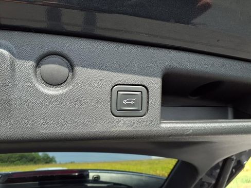 Used 2022 Chevrolet Equinox Premier w/ Redline Edition image 9