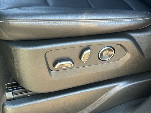 Used 2025 Cadillac Escalade Luxury AWD/4WD image 17