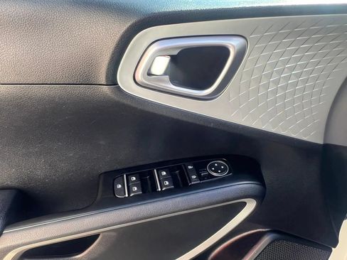 Used 2022 Kia Soul LX w/ Technology Package FWD image 12