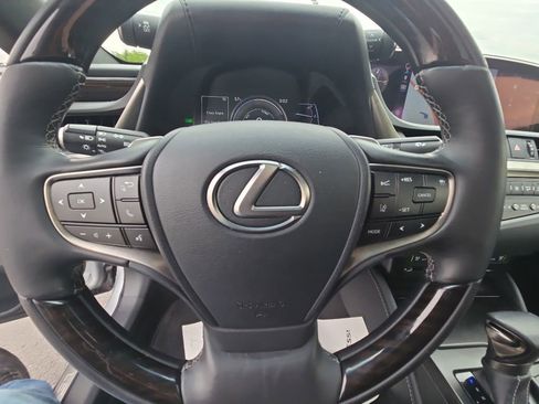 Used 2019 Lexus ES 300h w/ Premium Package FWD image 16