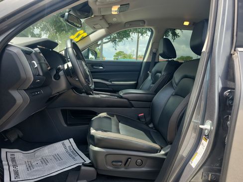 Used 2022 Nissan Pathfinder SL FWD image 12