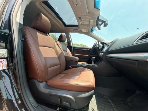 Used 2017 Subaru Outback 3.6R Touring AWD/4WD image 22