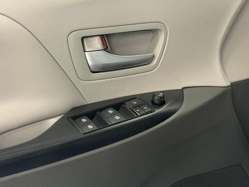 Used 2015 Toyota Sienna LE AWD/4WD image 11