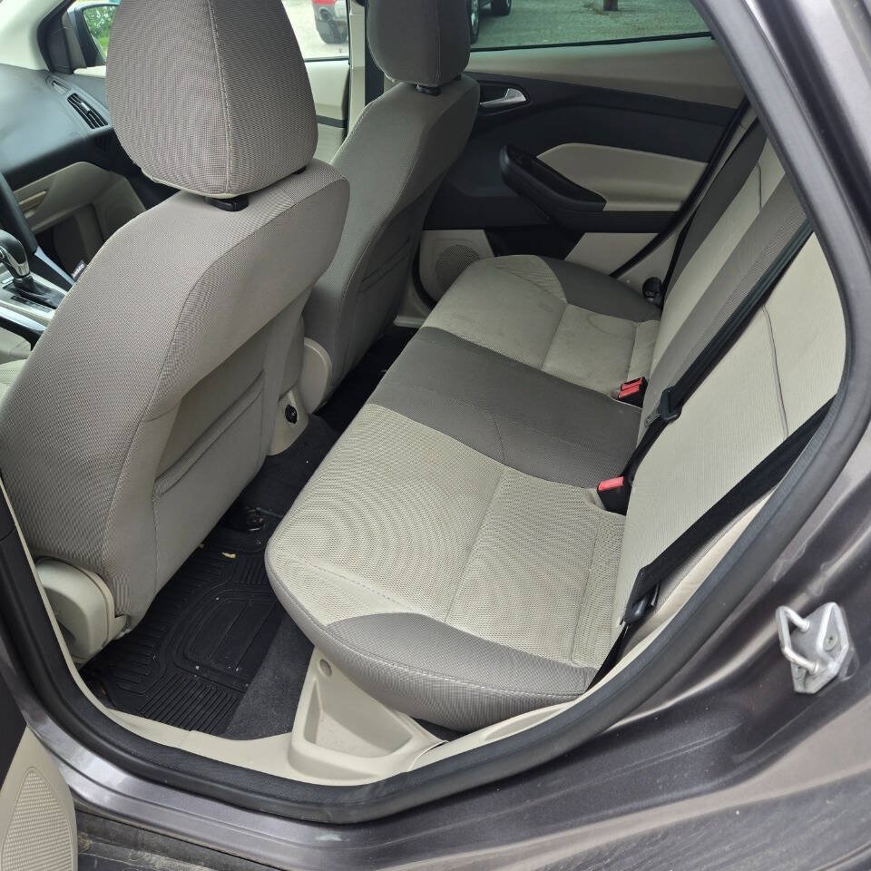 Used 2014 Ford Focus SE w/ SE Winter Package FWD image 14