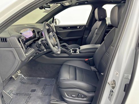Used 2024 Porsche Cayenne S w/ Premium Package Plus image 17