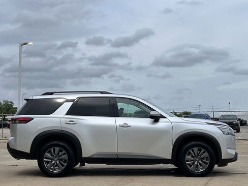 Used 2023 Nissan Pathfinder SV AWD/4WD image 3