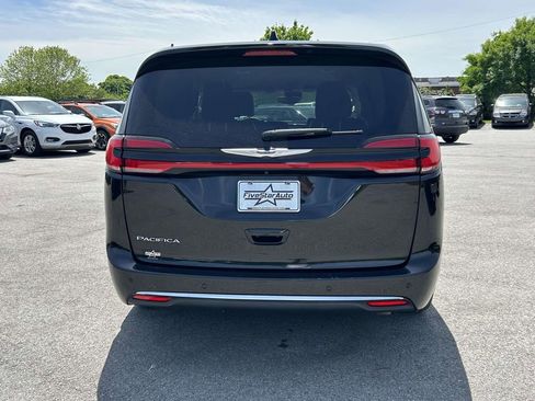 Used 2023 Chrysler Pacifica Touring-L FWD image 4