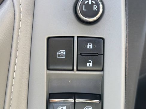 Used 2019 Toyota Avalon XLE w/ Moonroof Package FWD image 38