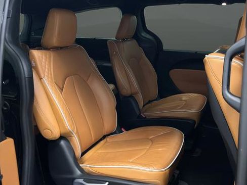 Used 2023 Chrysler Pacifica Pinnacle FWD image 26