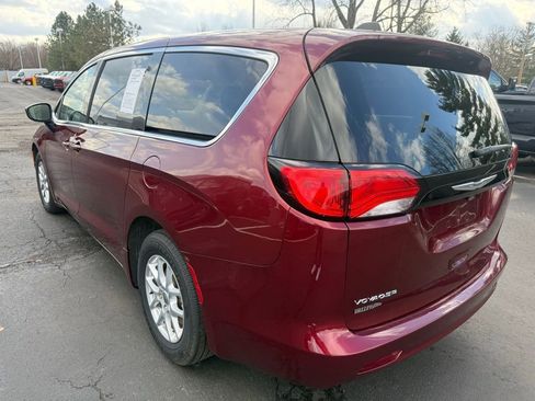 Used 2023 Chrysler Voyager LX image 5