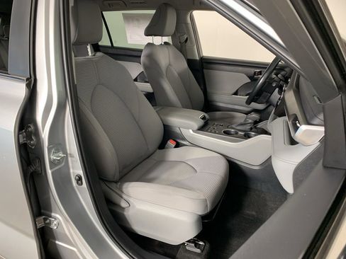 Used 2023 Toyota Highlander LE AWD/4WD image 39