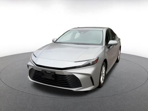 Used 2025 Toyota Camry LE image 6