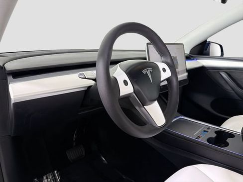 Used 2024 Tesla Model Y Long Range AWD/4WD image 9