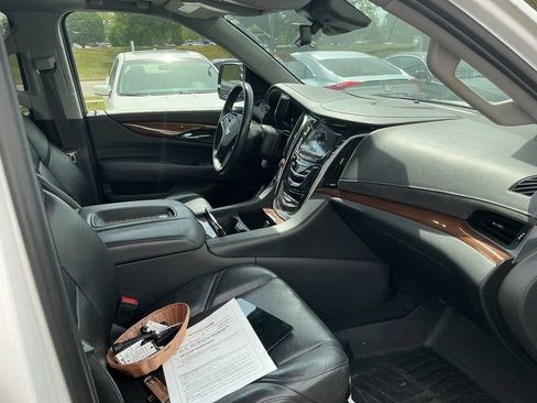 Used 2020 Cadillac Escalade Luxury AWD/4WD image 6