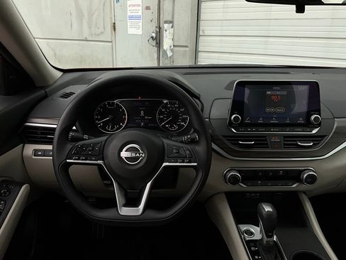 Used 2025 Nissan Altima 2.5 SV image 14