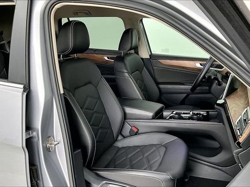 Used 2025 Volkswagen Atlas SE FWD image 9