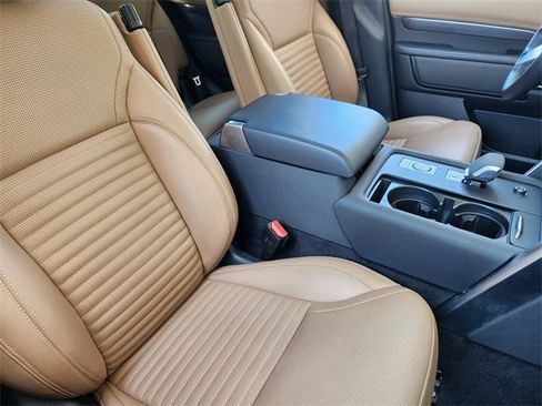 Used 2024 Land Rover Discovery Metropolitan Edition image 9