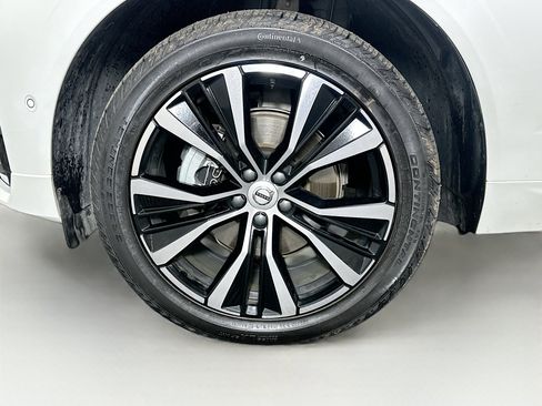 Used 2025 Volvo XC60 B5 Plus image 11