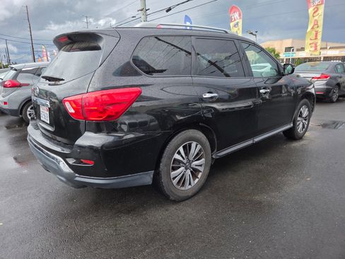 Used 2018 Nissan Pathfinder SV image 4