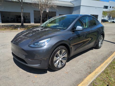 Used 2021 Tesla Model Y Long Range image 9