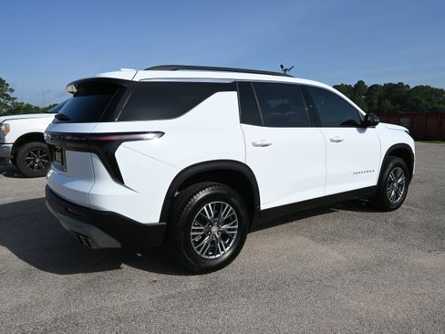 Used 2025 Chevrolet Traverse LT AWD/4WD image 2