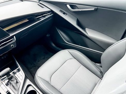 New 2025 Kia Niro EX Touring image 14