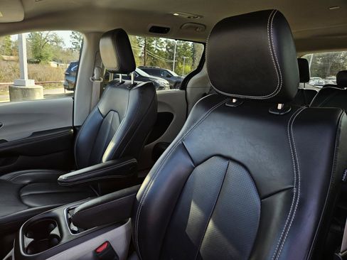 Used 2023 Chrysler Pacifica Touring-L image 12