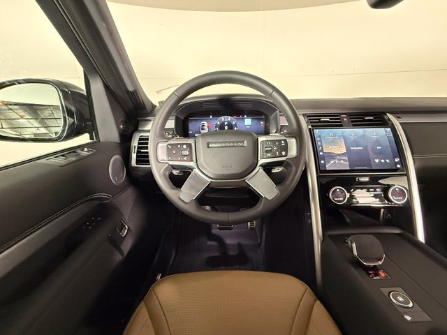 Used 2025 Land Rover Discovery Dynamic SE AWD/4WD image 16