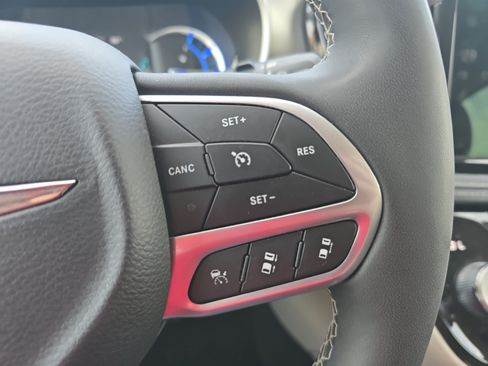 Used 2024 Chrysler Pacifica Limited FWD image 23