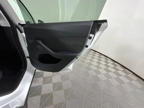 Used 2024 Tesla Model Y Long Range AWD/4WD image 24