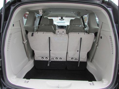 Used 2021 Chrysler Voyager Lxi FWD image 6