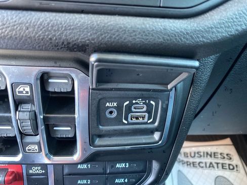 Used 2025 Jeep Wrangler Willys image 12