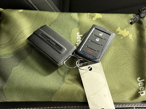 Used 2025 Jeep Grand Cherokee L Laredo image 47