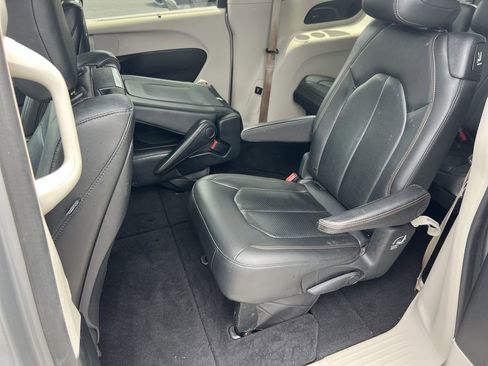 Used 2019 Chrysler Pacifica Touring-L Plus FWD image 30