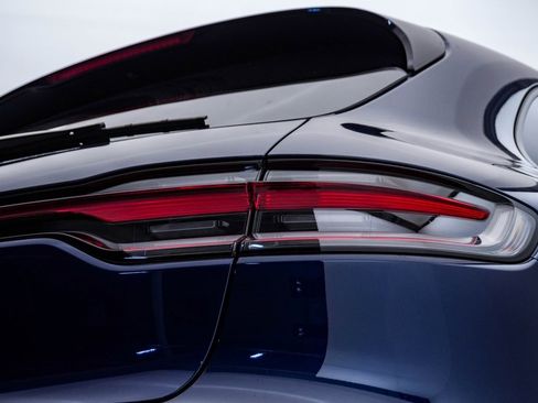 Certified 2025 Porsche Macan image 12